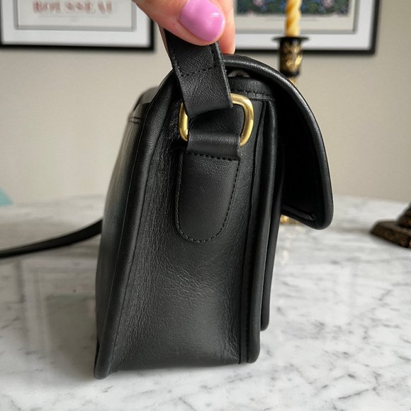 Elegant Black Leather Shoulder Bag - Picture 8 of 16